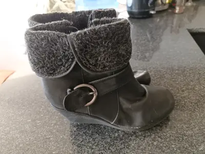 Botines negros con forro de lana y hebilla - miniatura 1