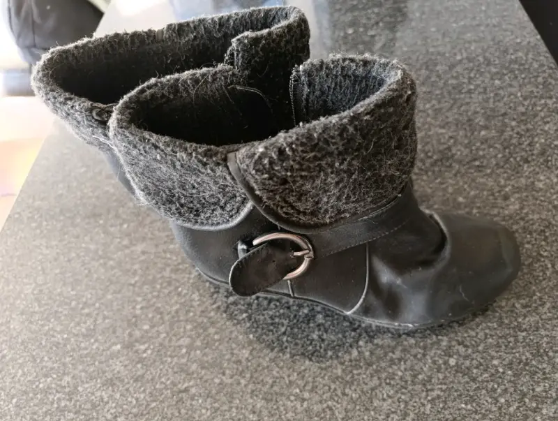 Botines negros con forro de lana y hebilla - 2