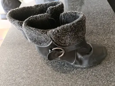 Botines negros con forro de lana y hebilla - miniatura 2