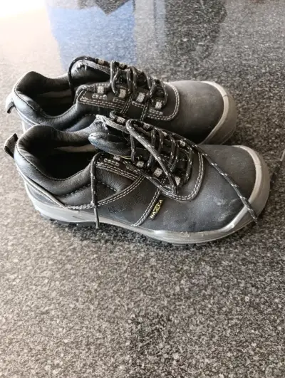 Zapatos de seguridad negros marca Avolante - miniatura 1