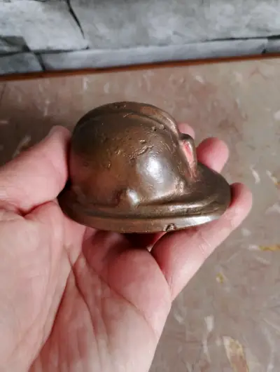 Figura decorativa de casco antiguo en cobre minero - miniatura 1