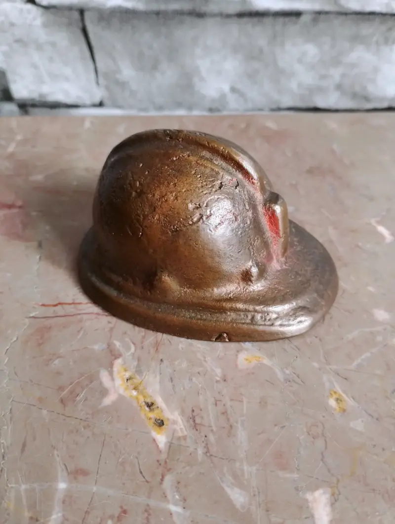 Figura decorativa de casco antiguo en cobre minero - 2