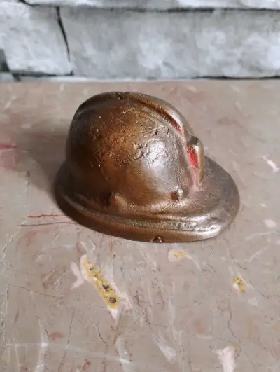 Figura decorativa de casco antiguo en cobre minero - miniatura 2