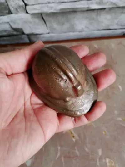 Figura decorativa de casco antiguo en cobre minero - miniatura 3