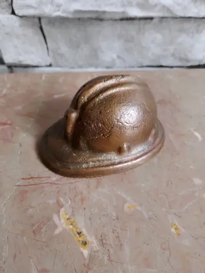 Figura decorativa de casco antiguo en cobre minero - miniatura 4
