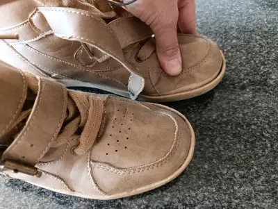 Zapatillas de cuero marrón para niños - miniatura 1
