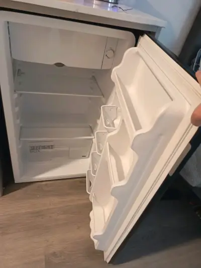 Refrigerador Midea Retro negro compacto - miniatura 2