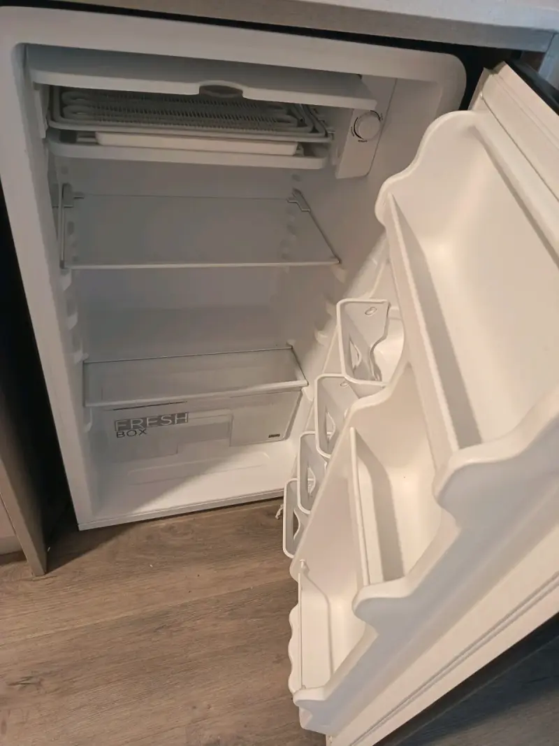 Refrigerador Midea Retro negro compacto - 3