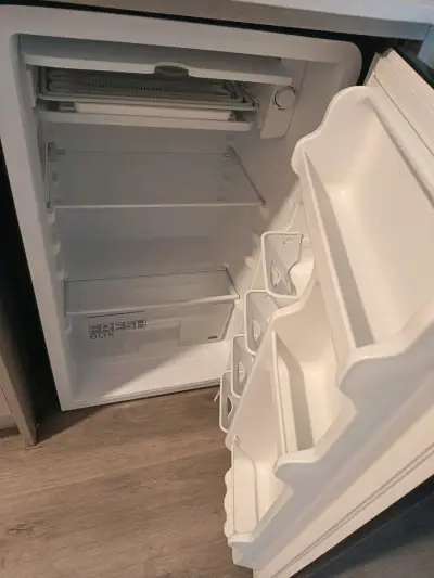 Refrigerador Midea Retro negro compacto - miniatura 3