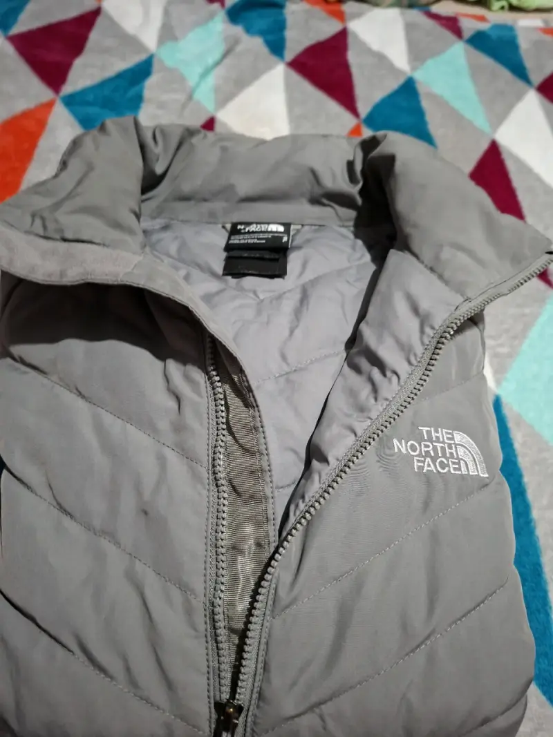 Chaqueta The North Face gris acolchada - 1