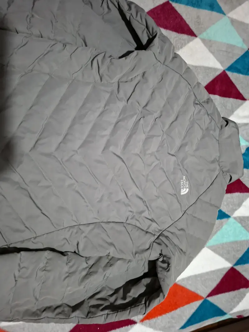 Chaqueta The North Face gris acolchada - 3