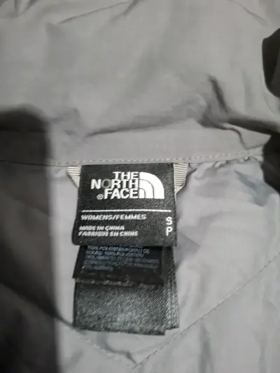 Chaqueta The North Face gris acolchada - miniatura 4