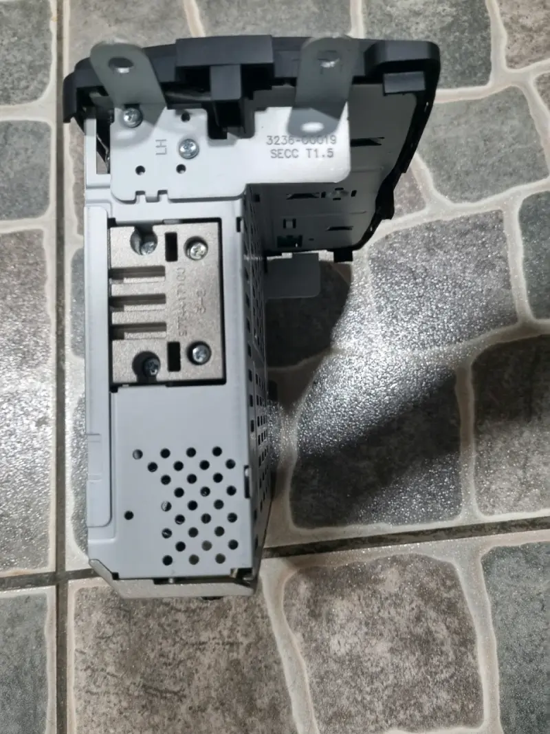 Radio de auto con USB y control de volumen - 2