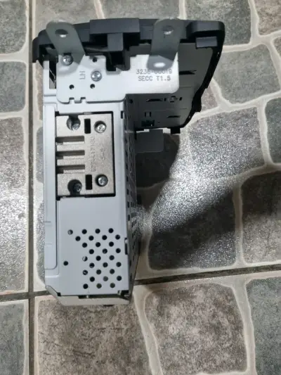 Radio de auto con USB y control de volumen - miniatura 2