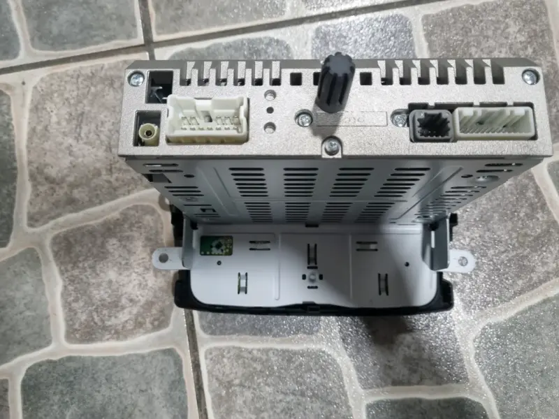 Radio de auto con USB y control de volumen - 3