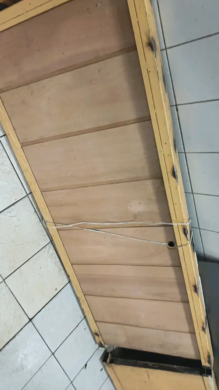 Puerta de metálicas de segurida con marco metálico - 1