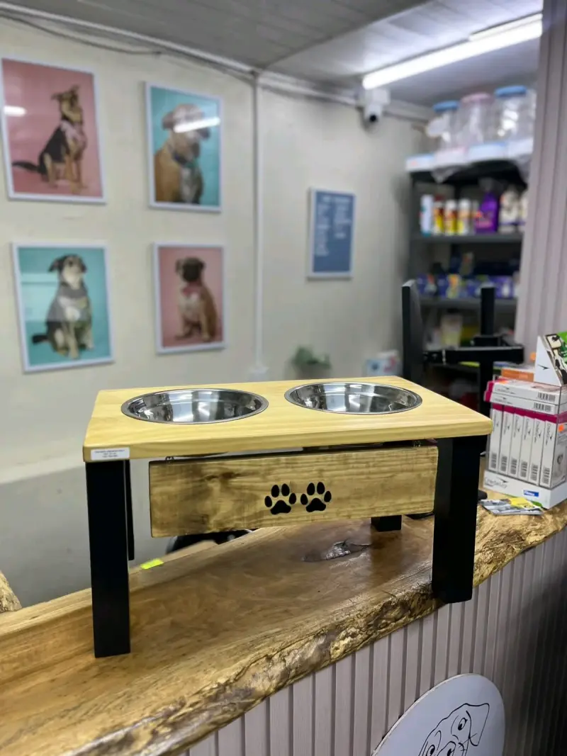Comedero doble elevado para mascotas de madera - 1