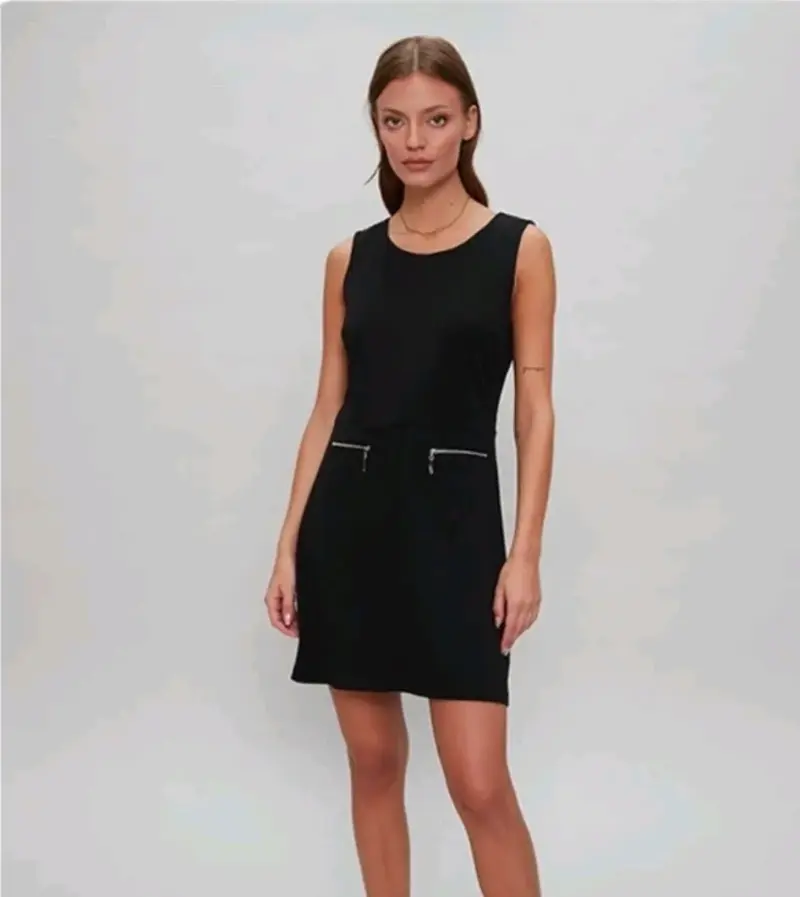 Vestido negro sin mangas con cierres