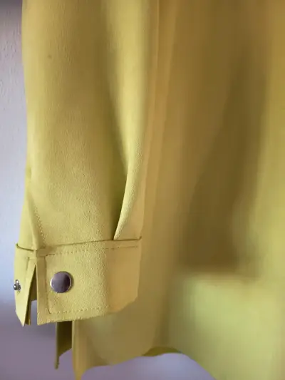 Chaqueta oversize amarilla con bolsillos - miniatura 2
