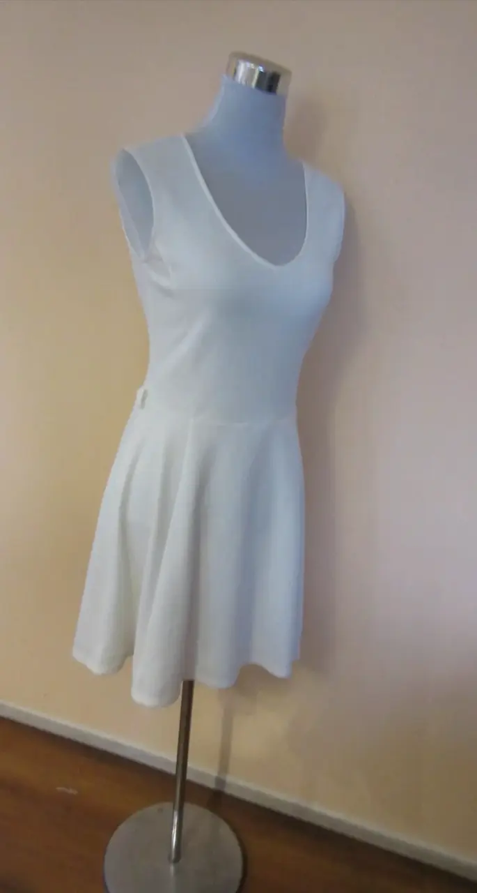 Vestido blanco sin mangas elegante marca IO - 1