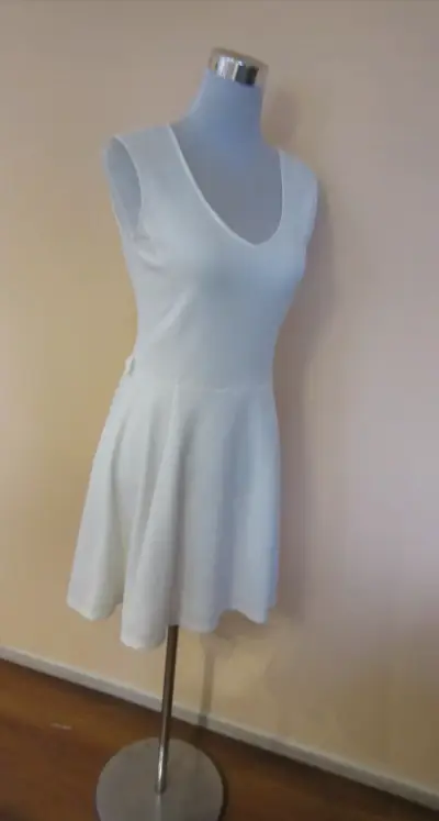 Vestido blanco sin mangas elegante marca IO - miniatura 1
