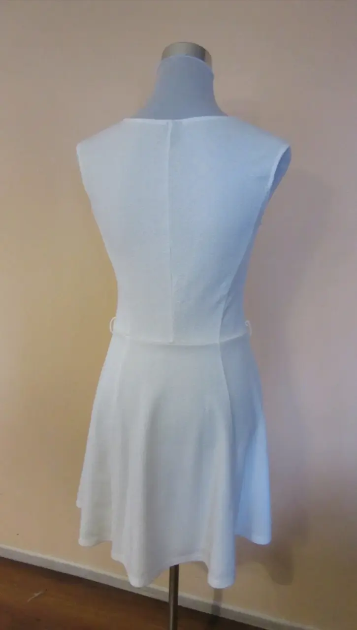 Vestido blanco sin mangas elegante marca IO - 4