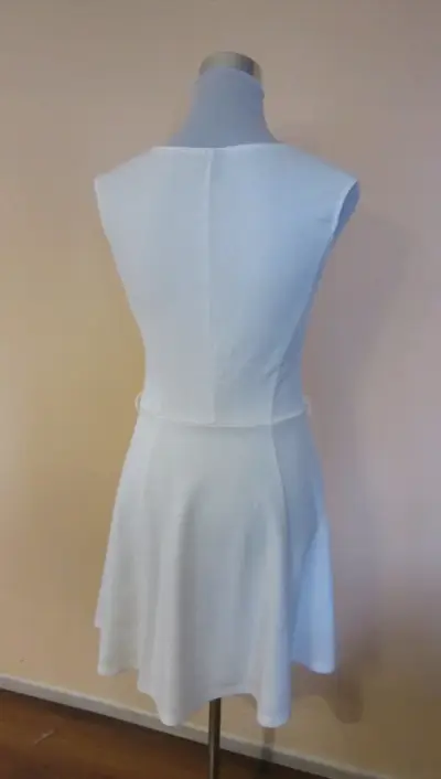 Vestido blanco sin mangas elegante marca IO - miniatura 4