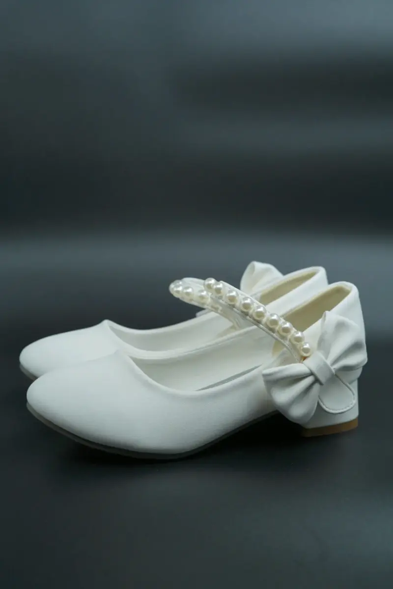 Zapatos blancos de niña con perlas y lazo - 1