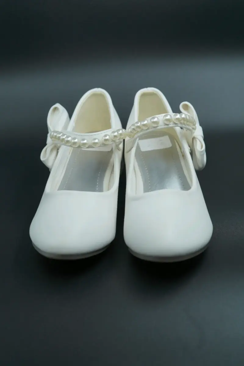 Zapatos blancos de niña con perlas y lazo - 2