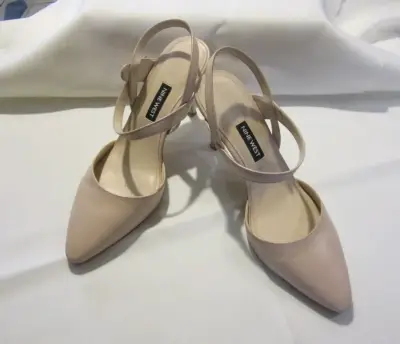 Zapatos de tacón Nine West beige elegantes - miniatura 1