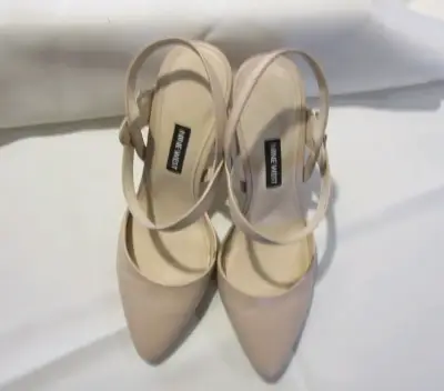 Zapatos de tacón Nine West beige elegantes - miniatura 5