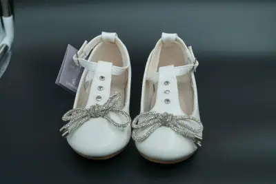 Zapatos de niña blancos con lazo brillante - miniatura 1