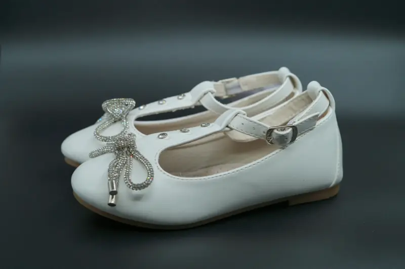 Zapatos de niña blancos con lazo brillante - 2