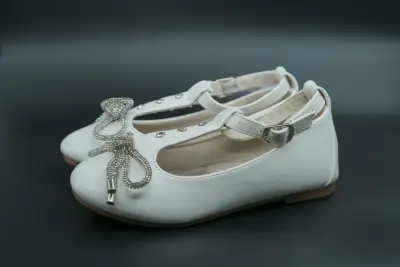 Zapatos de niña blancos con lazo brillante - miniatura 2