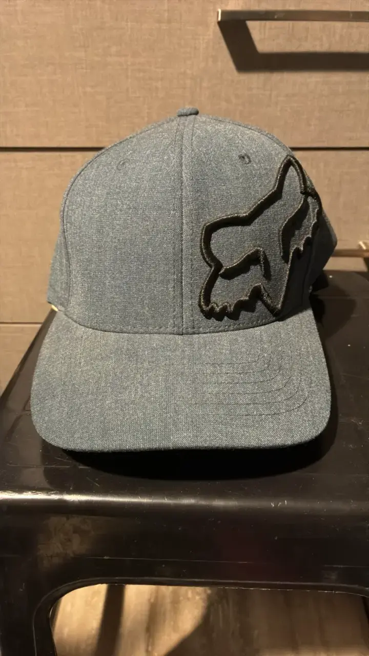 Gorra azul marca Fox con logo bordado