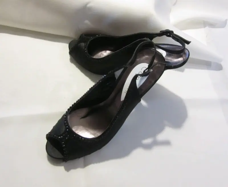 Sandalias negras taco alto con detalles brillan - 1