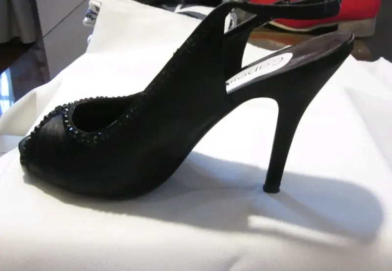 Sandalias negras taco alto con detalles brillan - 2