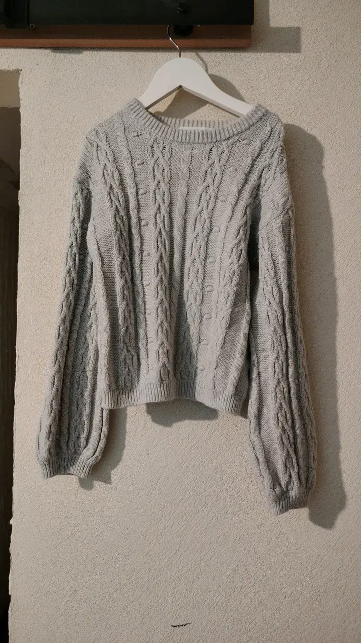Suéter gris de punto trenzado para mujer