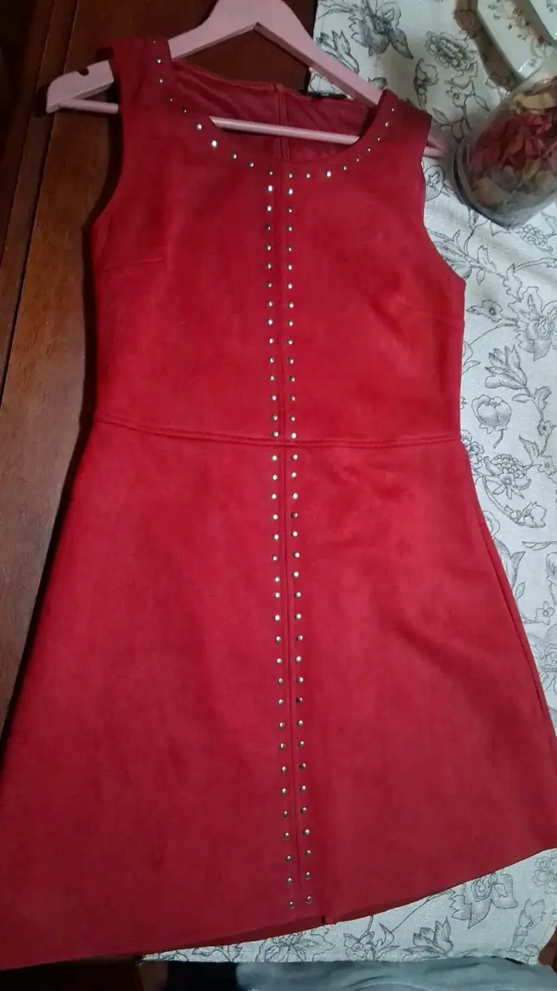 Vestido rojo con detalles de tachuelas - 2