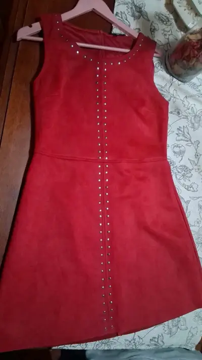 Vestido rojo con detalles de tachuelas - miniatura 2