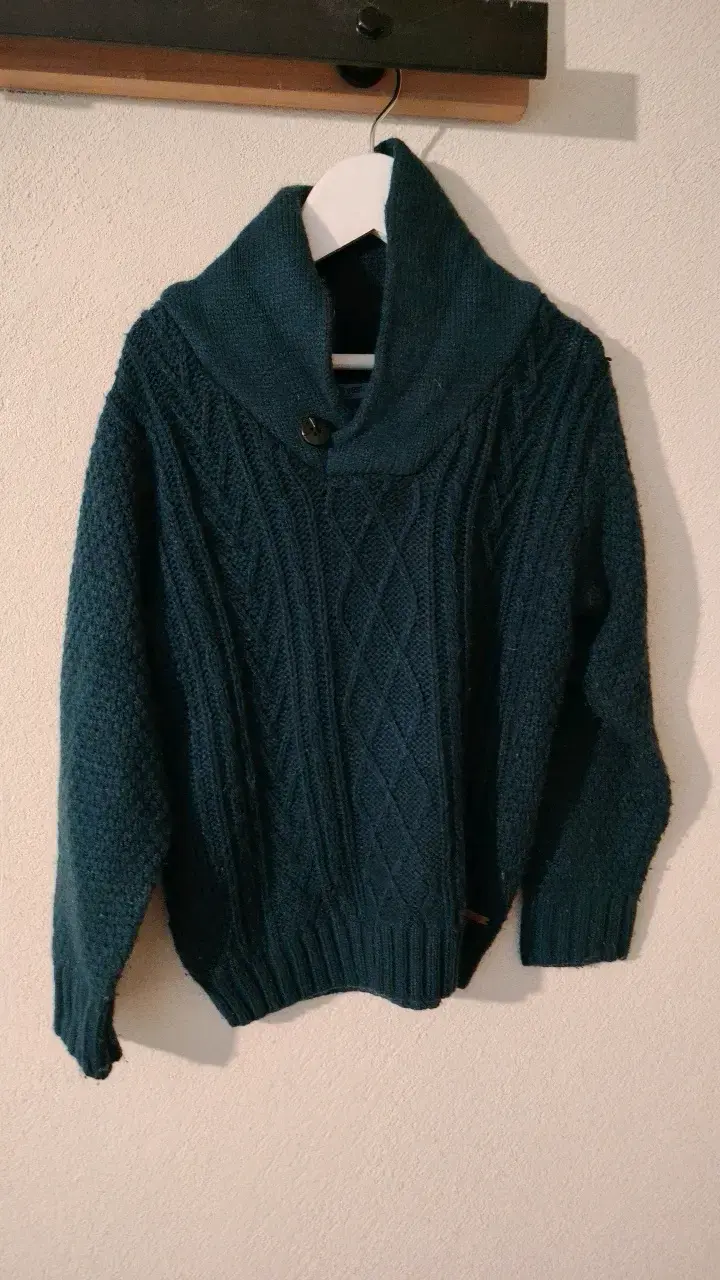 Suéter de lana azul con cuello alto