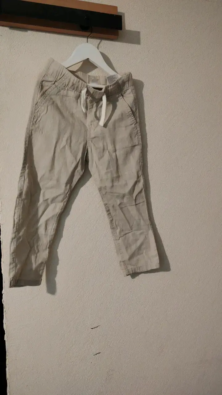 Pantalones beige casuales con cordón