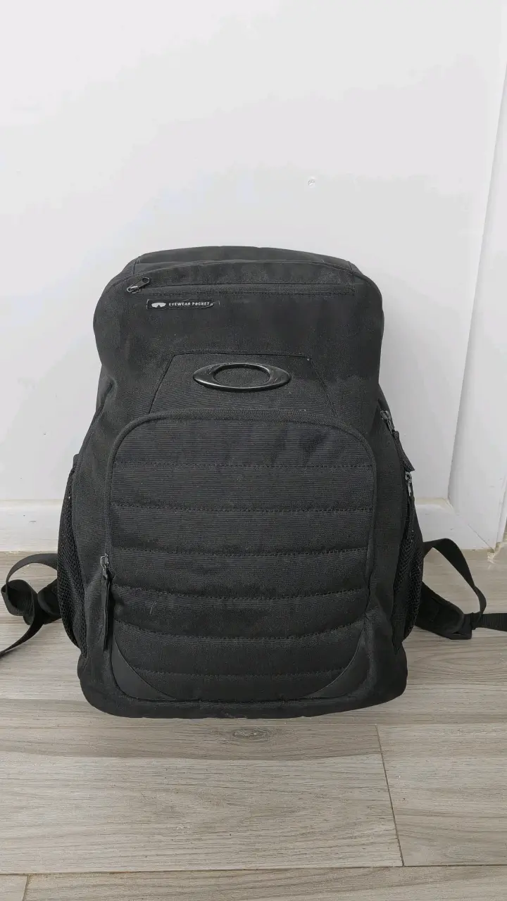 Mochila Oakley 35 lt negra con bolsillo para gafas - 1