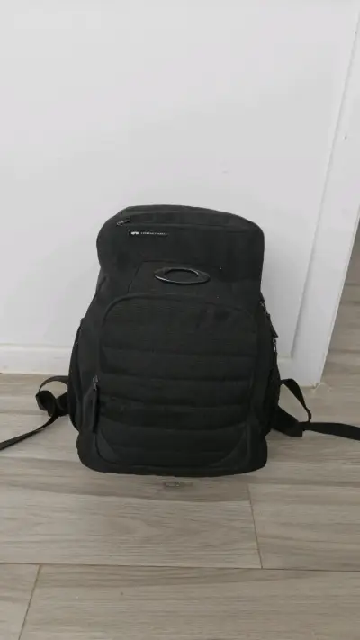 Mochila Oakley 35 lt negra con bolsillo para gafas - miniatura 3