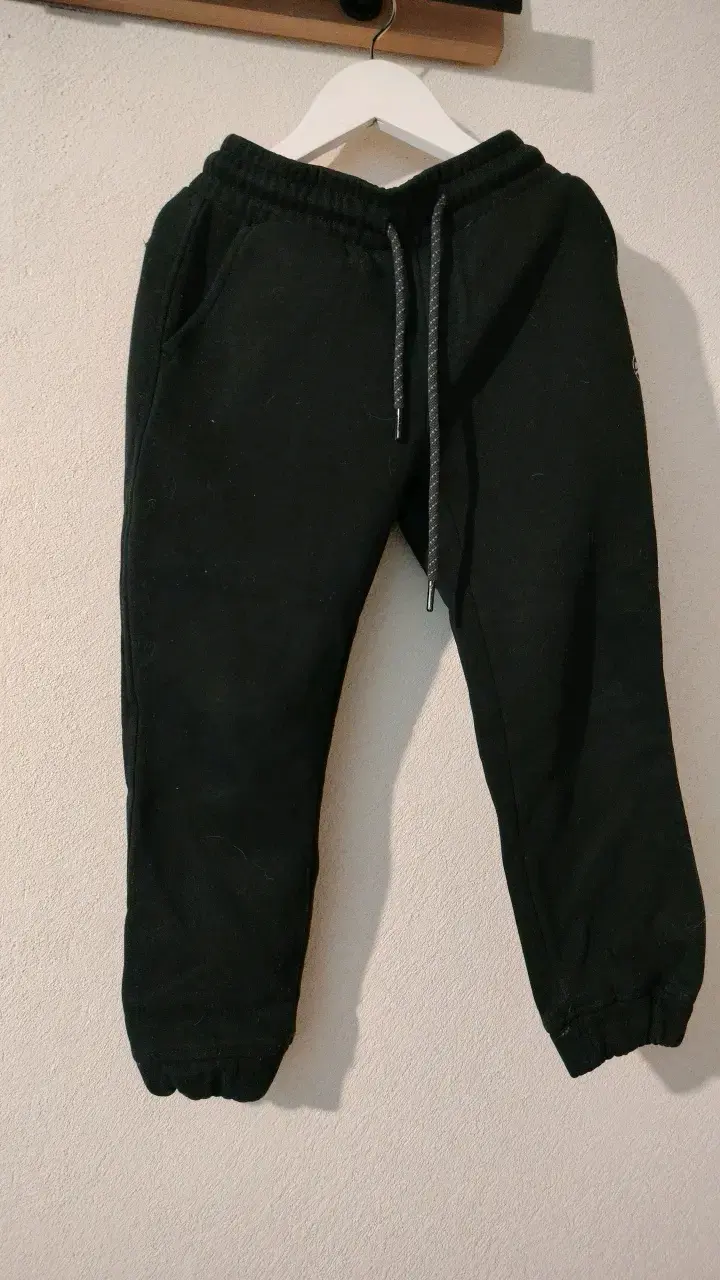 Pantalones deportivos negros para hombre