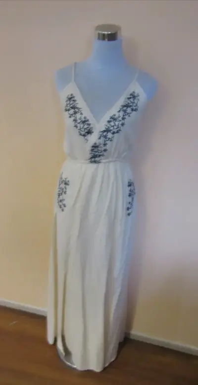 Vestido largo blanco con bordados florales - miniatura 1