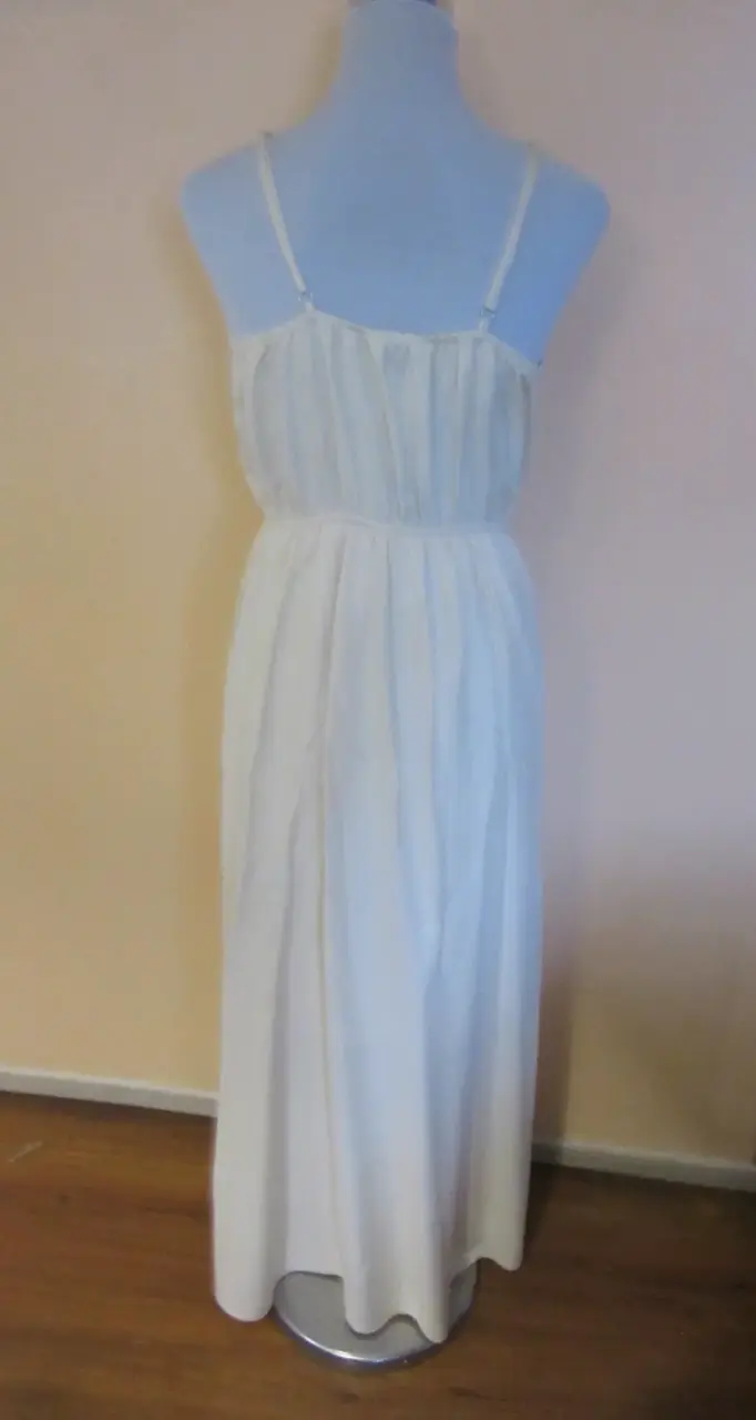 Vestido largo blanco con bordados florales - 2
