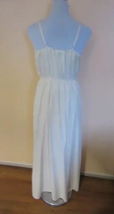 Vestido largo blanco con bordados florales - miniatura 2