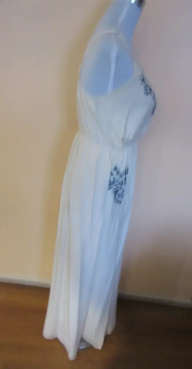 Vestido largo blanco con bordados florales - 3