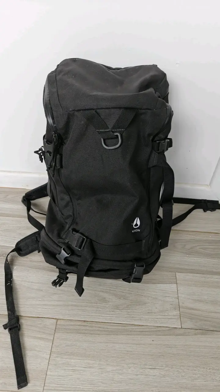 Mochila negra Nixon 45 lt - 1